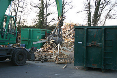 Bois vrac avant pré-broyage grue