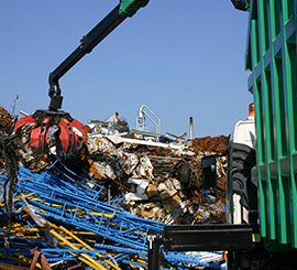 Camion grue au travail