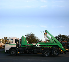 Camion avec portique à chaînes à l'arrêt