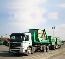 Camion remorque et bennes trapèze